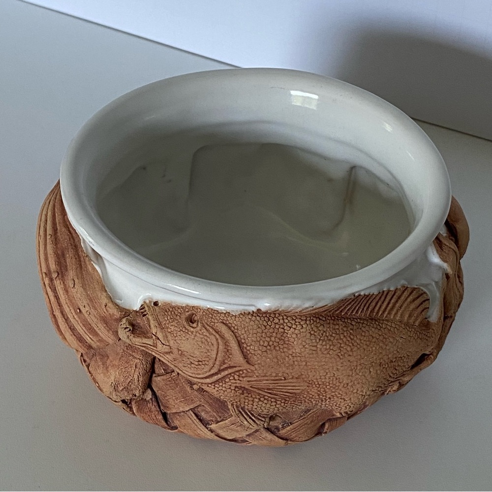 Charlestowne Porcelaine Art Pottery Bowl Leo and Karin Villarom Fish Theme White - Picture 10 of 15